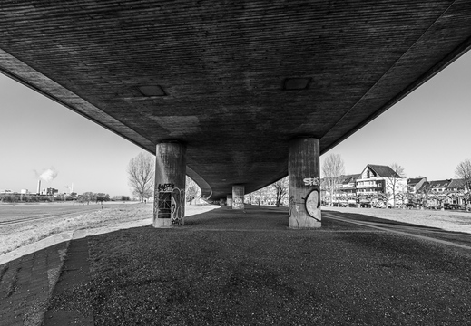 Rheinkniebrücke von unten