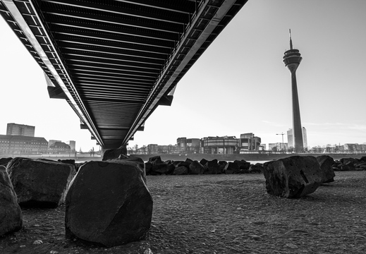 Rheinkniebrücke von unten