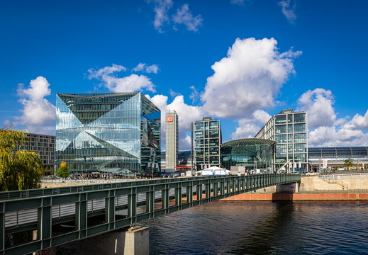 Gustav-Heinemann-Brücke über die Spree